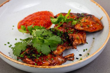 Sos ve kişniş yaprakları ile kavrulmuş tavuk