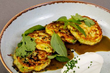 Kabak ve ekşi krema ile Pancakes