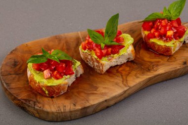 Bruschetta domates ve avokado