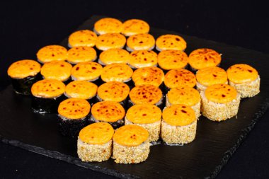 Japonca set balık ve pirinç ile rulo