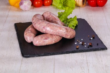 Çiğ domuz sosisi grill için hazır