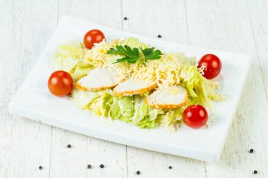 Tavuklu geleneksel sezar salatası.