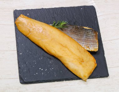 Baharat ile tuzlu beyaz balık füme