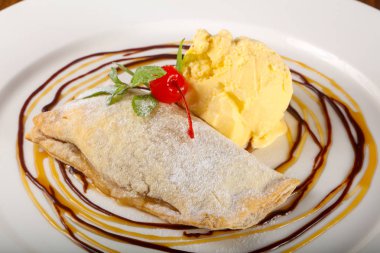 Apple strudel dondurma ile