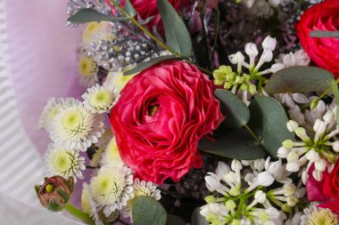 Diğer çiçeklerle birlikte taze güller.