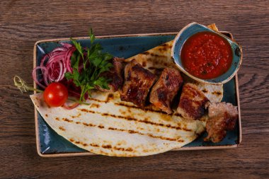 Domuz kebap Barbekü otlar ve ekmek servis