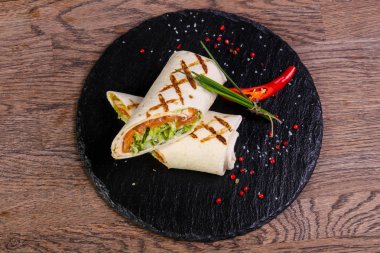 Somon soğan ve kırmızı biber servis tortilla rulo