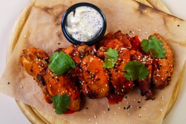 Soslu tavuk kanadı.