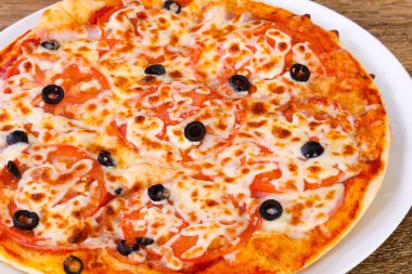 Margarita pizza zeytin, domates ve peynir ile