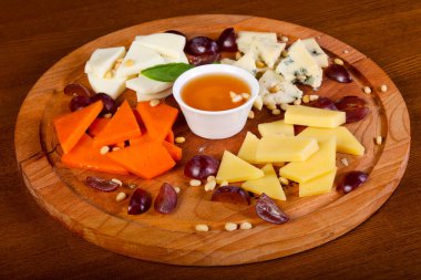 Peynir tabağı ile bal ve sedir fındık