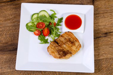 Izgara domuz sos ve salata sosu ile