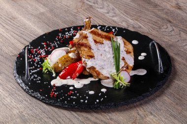 Peynir soslu domuz eti sebze devam eder.