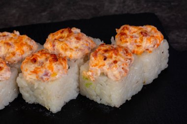 Japon baharatlı suşi ve rulolar