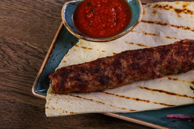 Domuz kebap et sosu ve ekmek ile