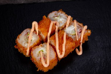 Karides ile Japon geleneksel rulo