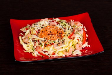 Somon ve karides salatası sesam tohum hizmet