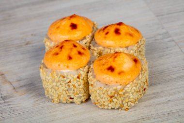 Japon pişmiş rulo ile balık