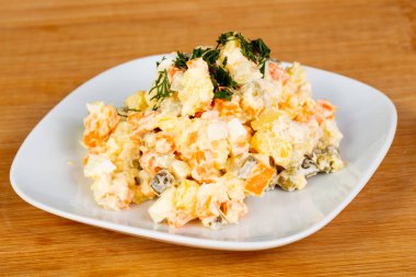 Sosis ile geleneksel Rus salatası