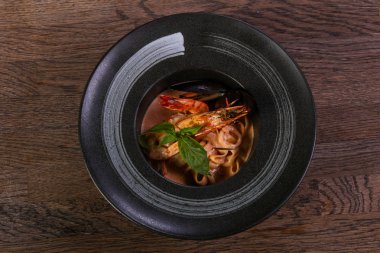 Fesleğen yaprakları ile deniz ürünleri makarna