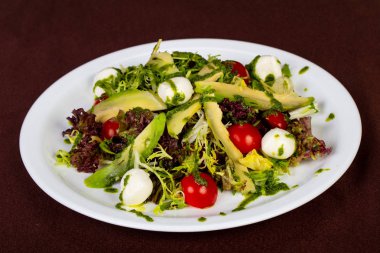 Salata avokado ve sos ile