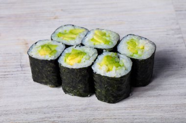 Japon geleneksel rulo ile avokado