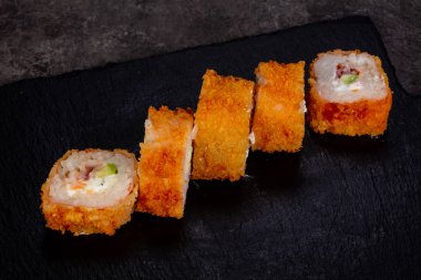 Japonca rulo ile pirinç pişmiş