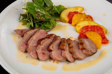 Lezzetli kızarmış ördek göğsü sebzeli