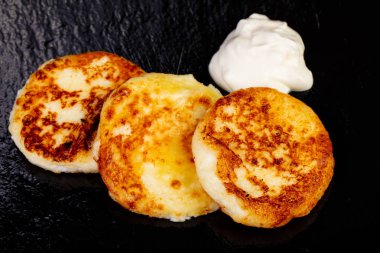 ekşi krema ile süzme peynirli gözleme