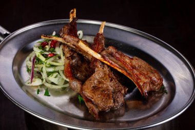 Izgara kuzu Barbekü soğan ile