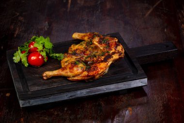 Ahşap üzerine baharat ile ızgara tavuk