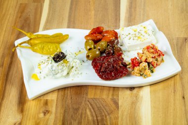 Dzadziki ile Yunan geleneksel meze