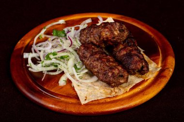Soğan hizmet ızgara sığır eti kebabı köfte