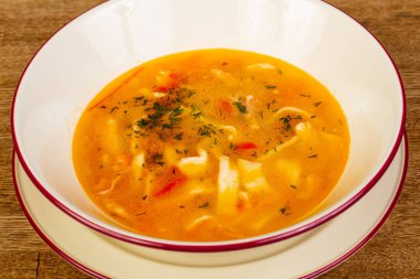 Bitki ve baharatlı tavuk çorbası.