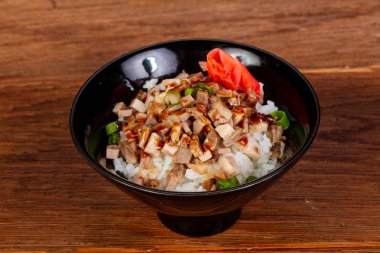 Japon tarzı pirinç domuz eti ile