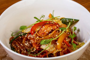 Soba noodle tavuk ve sebze ile