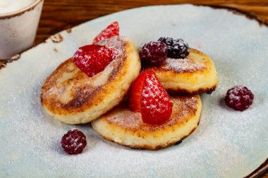 Peynirli Krep çilek ve krema ile