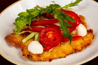 Sebze ile kavrulmuş domuz schnitzel