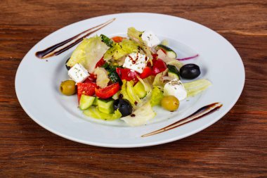 Beyaz peynirli geleneksel Yunan salatası