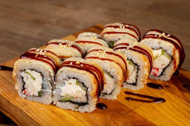 Yılan balığı ile Japon geleneksel rulo