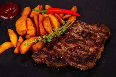 Kızarmış patates ve ızgara biftek.