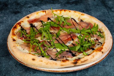 Pizza jambon ve rucola ile