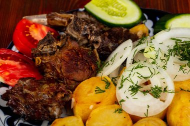 Kuzu kebabı patates ve soğan ile