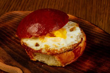 Ev yapımı lezzetli burger peynirli