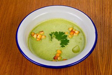 Kremalı brokoli çorbası kızarmış ekmek parçaları ile