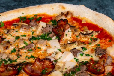 Etli ve peynirli pizza.