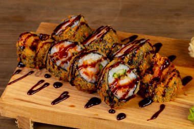 Karides ile Japon geleneksel rulo