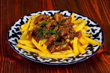 Sığır eti ve dereotu ile kızarmış patates