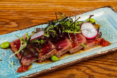 Aperatif ton balığı tataki sos ile