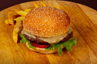 Lezzetli ev yapımı Hamburger patates ile