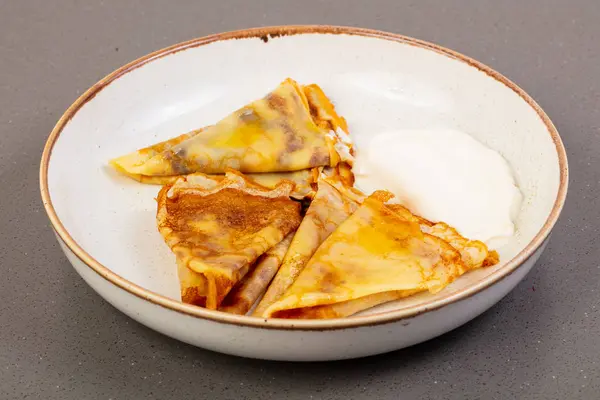 Pannenkoeken Met Zure Room Kom — Stockfoto